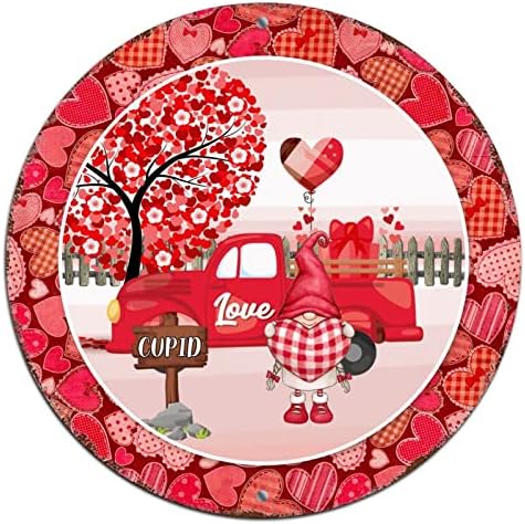 Okrugli metalni valentinovo vijenac znakovi ljubavi je u stablu za cvijeće zraka gnome crveno srce kosilica na zid na otvorenom rustikalni