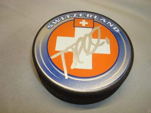 Jonas Hiller potpisao tim Švajcarske hokejaški pak sa potpisom PSA / DNK COA 1A-sa autogramom NHL Pakova