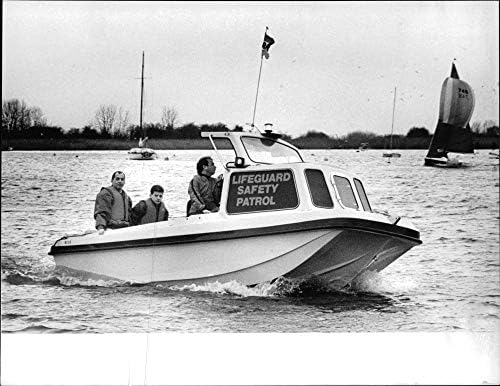 Vintage fotografija broda za spašavanje vodi do vode u Oulton Broadu.
