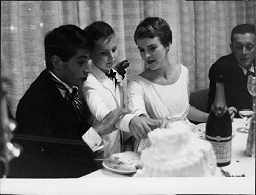 Vintage fotografija Jean Seberg uživa u hrani.