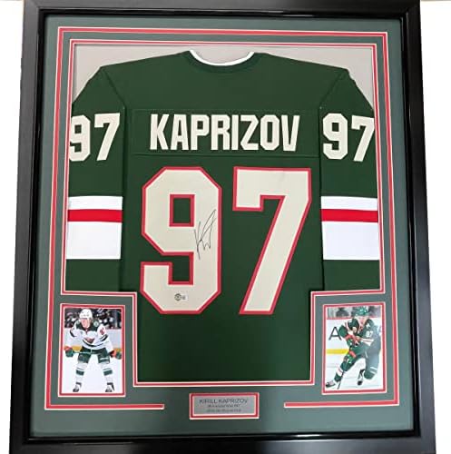 Uokvireni autografirani / potpisan Kirill Kaprizov 33x42 Minnesota Green Hokej dres Beckett bas COA